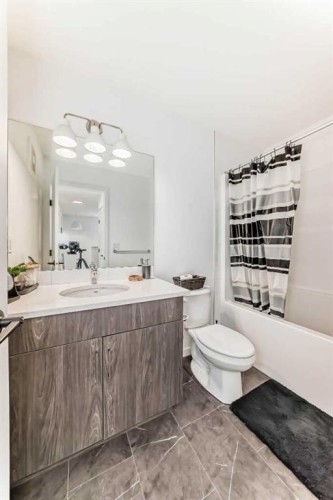 171 Hotchkiss Manor Se, Calgary, AB - Indoor Photo Showing Bathroom