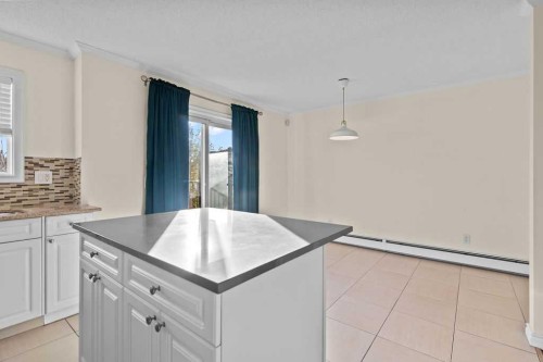 1523 11 Street Sw, Calgary, AB - Indoor Photo Showing Kitchen