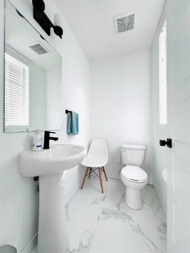 73 Walgrove Common Se, Calgary, AB - Indoor Photo Showing Bathroom