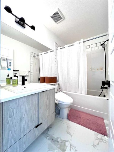 73 Walgrove Common Se, Calgary, AB - Indoor Photo Showing Bathroom
