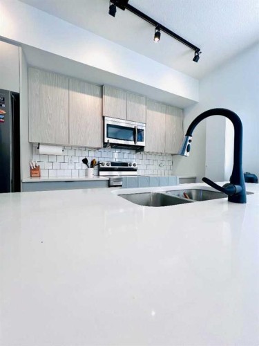 73 Walgrove Common Se, Calgary, AB - Indoor Photo Showing Kitchen With Double Sink With Upgraded Kitchen