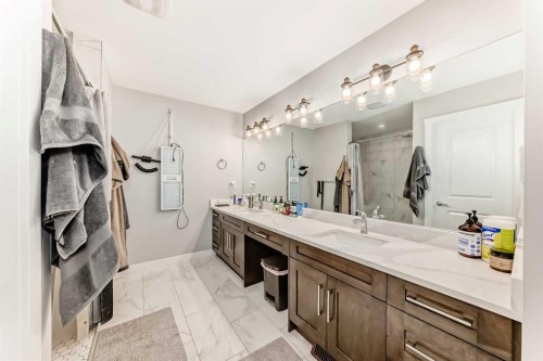 9816 Palistone Road Sw, Calgary, AB - Indoor Photo Showing Bathroom