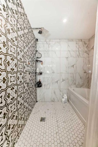 9816 Palistone Road Sw, Calgary, AB - Indoor Photo Showing Bathroom