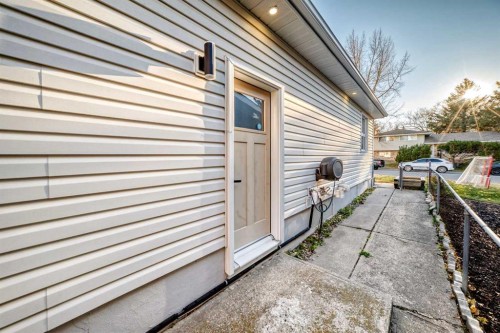 9816 Palistone Road Sw, Calgary, AB - Outdoor