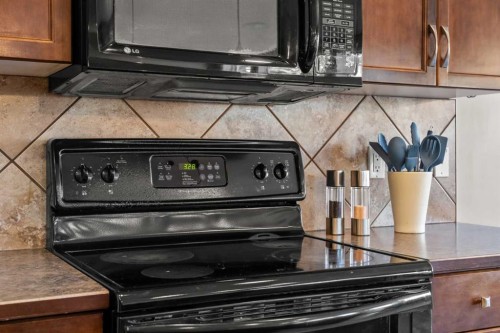 209 New Brighton Lane Se, Calgary, AB - Indoor Photo Showing Kitchen