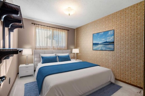 720 Parkvalley Road Se, Calgary, AB - Indoor Photo Showing Bedroom