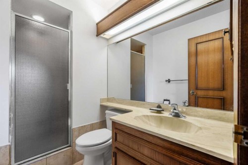 720 Parkvalley Road Se, Calgary, AB - Indoor Photo Showing Bathroom