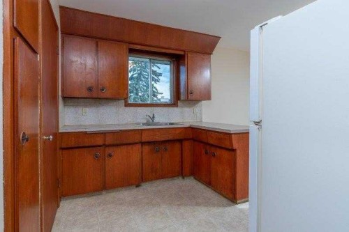 6803 6 Street Sw, Calgary, AB - Indoor Photo Showing Kitchen
