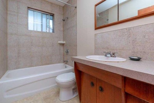 6803 6 Street Sw, Calgary, AB - Indoor Photo Showing Bathroom