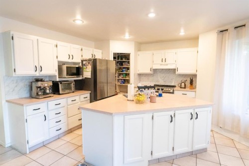 33 Sundown Close Se, Calgary, AB - Indoor Photo Showing Kitchen
