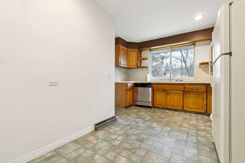 3248 Bearspaw Drive Nw, Calgary, AB - Indoor Photo Showing Kitchen