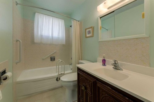 178 Windermere Road Sw, Calgary, AB - Indoor Photo Showing Bathroom