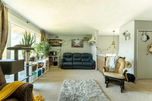 53 Beaconsfield Crescent Nw, Calgary, AB - Indoor Photo Showing Living Room
