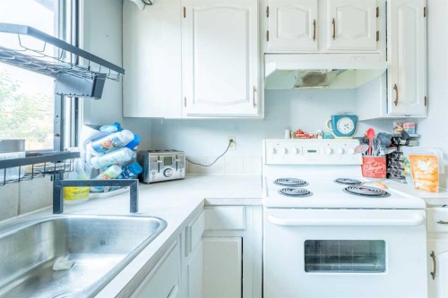 53 Beaconsfield Crescent Nw, Calgary, AB - Indoor Photo Showing Kitchen