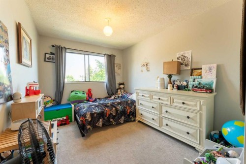 53 Beaconsfield Crescent Nw, Calgary, AB - Indoor Photo Showing Bedroom