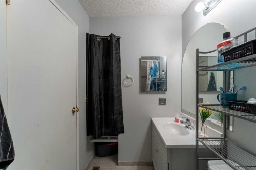 53 Beaconsfield Crescent Nw, Calgary, AB - Indoor Photo Showing Bathroom