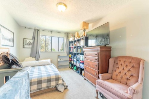 53 Beaconsfield Crescent Nw, Calgary, AB - Indoor Photo Showing Bedroom