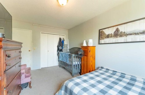 53 Beaconsfield Crescent Nw, Calgary, AB - Indoor Photo Showing Bedroom