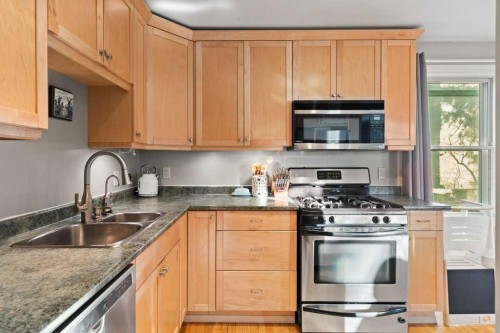 224 23 Avenue Ne, Calgary, AB - Indoor Photo Showing Kitchen With Double Sink