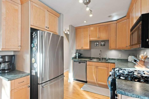 224 23 Avenue Ne, Calgary, AB - Indoor Photo Showing Kitchen