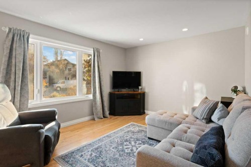 224 23 Avenue Ne, Calgary, AB - Indoor Photo Showing Living Room