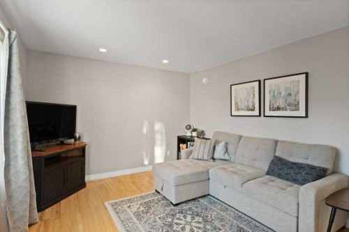 224 23 Avenue Ne, Calgary, AB - Indoor Photo Showing Living Room