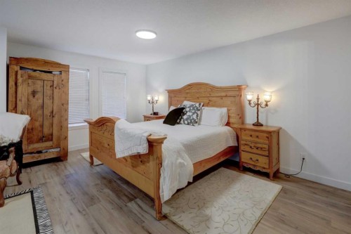 90 Royal Crest Point Nw, Calgary, AB - Indoor Photo Showing Bedroom