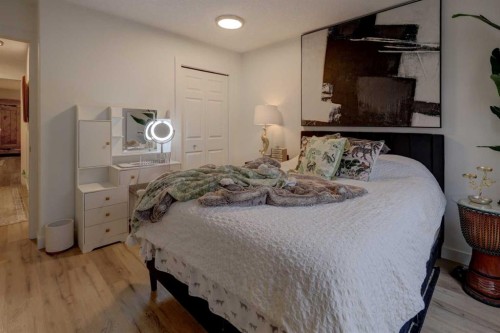 90 Royal Crest Point Nw, Calgary, AB - Indoor Photo Showing Bedroom