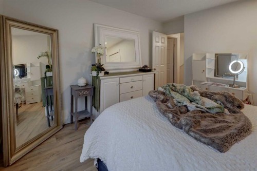 90 Royal Crest Point Nw, Calgary, AB - Indoor Photo Showing Bedroom