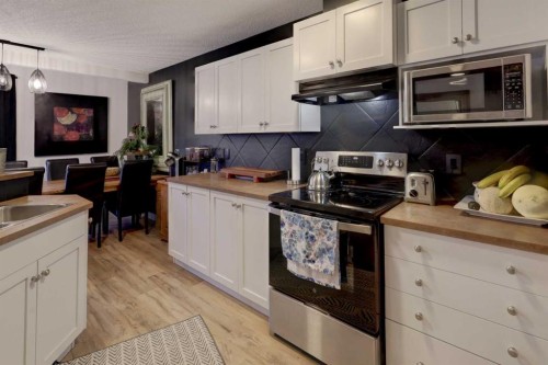 90 Royal Crest Point Nw, Calgary, AB - Indoor Photo Showing Kitchen