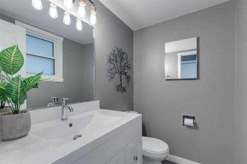 4023 Varmoor Road Nw, Calgary, AB - Indoor Photo Showing Bathroom