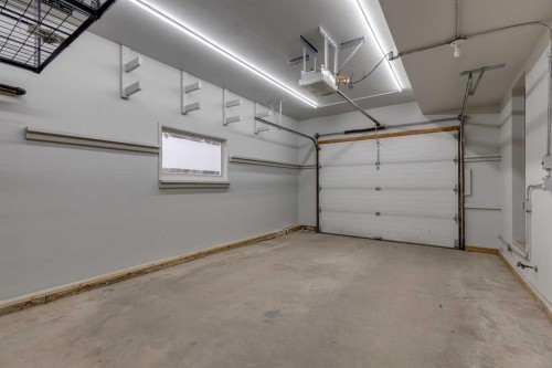 4023 Varmoor Road Nw, Calgary, AB - Indoor Photo Showing Garage