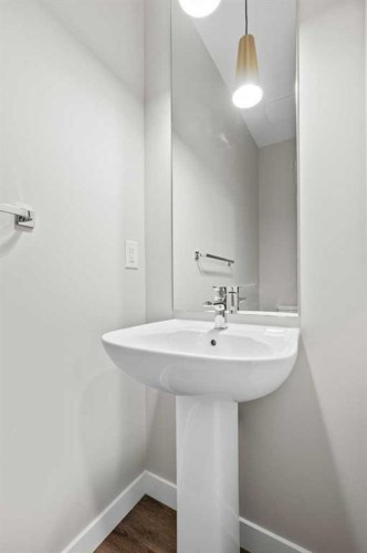 85 Quartz Crescent, Cochrane, AB - Indoor Photo Showing Bathroom