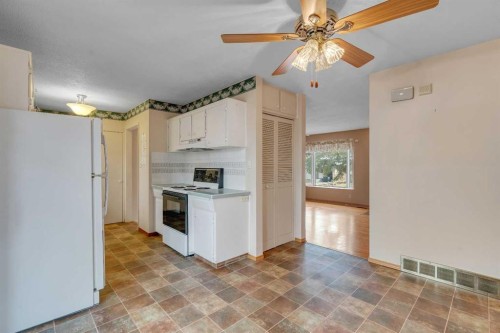 832 Raynard Crescent Se, Calgary, AB - Indoor Photo Showing Kitchen