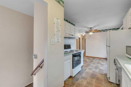 832 Raynard Crescent Se, Calgary, AB - Indoor Photo Showing Kitchen