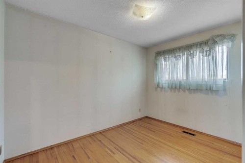 832 Raynard Crescent Se, Calgary, AB - Indoor Photo Showing Other Room