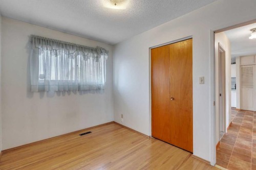 832 Raynard Crescent Se, Calgary, AB - Indoor Photo Showing Other Room