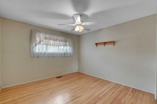 832 Raynard Crescent Se, Calgary, AB - Indoor Photo Showing Other Room
