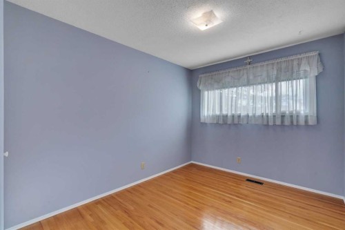 832 Raynard Crescent Se, Calgary, AB - Indoor Photo Showing Other Room