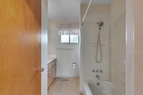 832 Raynard Crescent Se, Calgary, AB - Indoor Photo Showing Bathroom