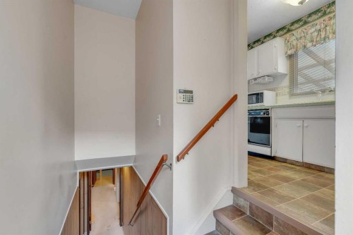 832 Raynard Crescent Se, Calgary, AB - Indoor Photo Showing Other Room