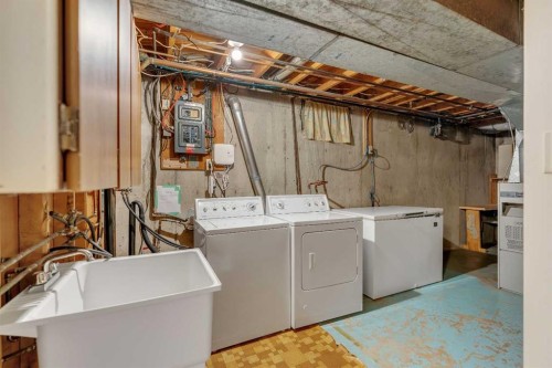 832 Raynard Crescent Se, Calgary, AB - Indoor Photo Showing Laundry Room