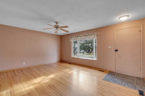 832 Raynard Crescent Se, Calgary, AB - Indoor Photo Showing Other Room