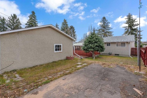 832 Raynard Crescent Se, Calgary, AB - Outdoor