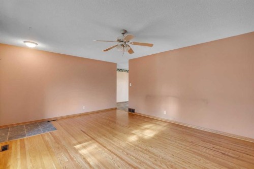 832 Raynard Crescent Se, Calgary, AB - Indoor Photo Showing Other Room