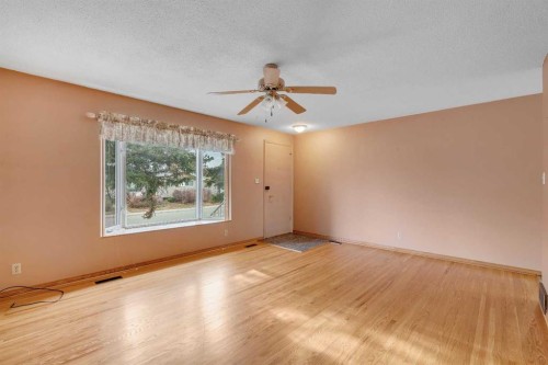 832 Raynard Crescent Se, Calgary, AB - Indoor Photo Showing Other Room