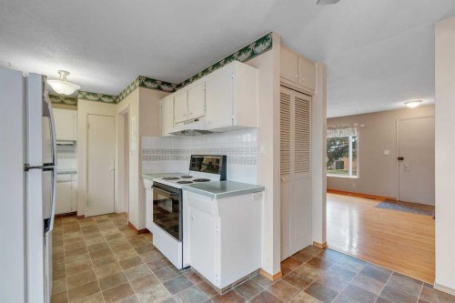 832 Raynard Crescent Se, Calgary, AB - Indoor Photo Showing Kitchen