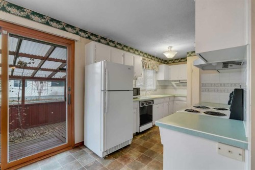 832 Raynard Crescent Se, Calgary, AB - Indoor Photo Showing Kitchen