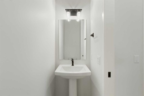 112 Belmont Place Sw, Calgary, AB - Indoor Photo Showing Bathroom