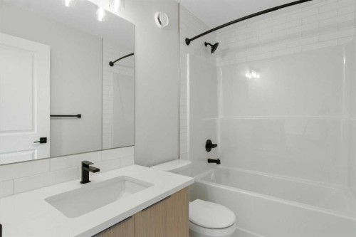 112 Belmont Place Sw, Calgary, AB - Indoor Photo Showing Bathroom
